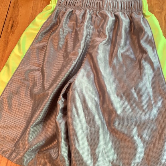 2 pair of Nike Boys shorts. - Picture 3 of 6
